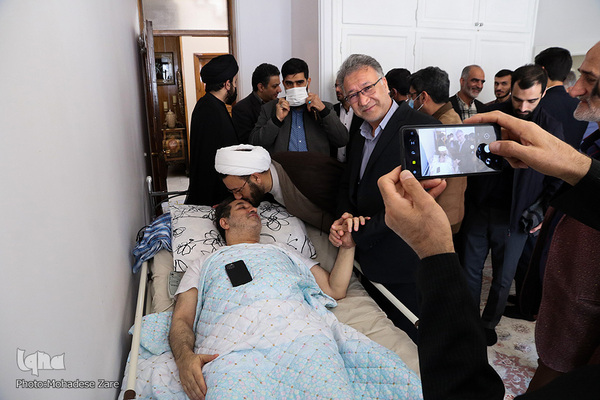 عیادت جمعی از فعالان قرآنی و فرهنگی خراسان رضوی از استاد هاشم روغنی، قاری بین‌المللی و پیشکسوت قرآنی که در سانحه رانندگی مصدوم شده بود