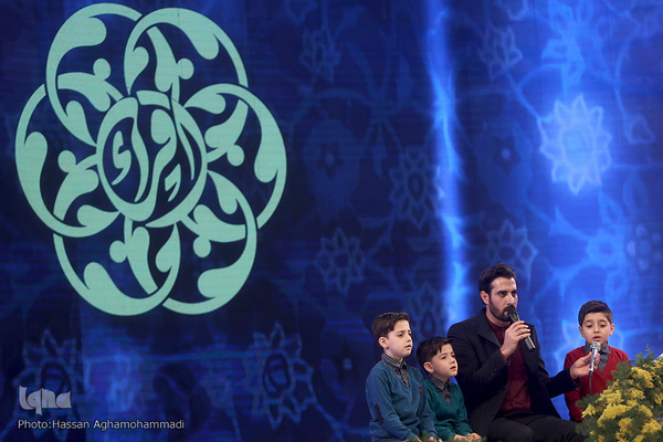 تلاوت جمعی مهدی غلام نژاد، قاری بین المللی قرآن کریم و فرزندانش در چهارمین شب فینال چهل و چهارمین مسابقات سراسری قرآن کریم