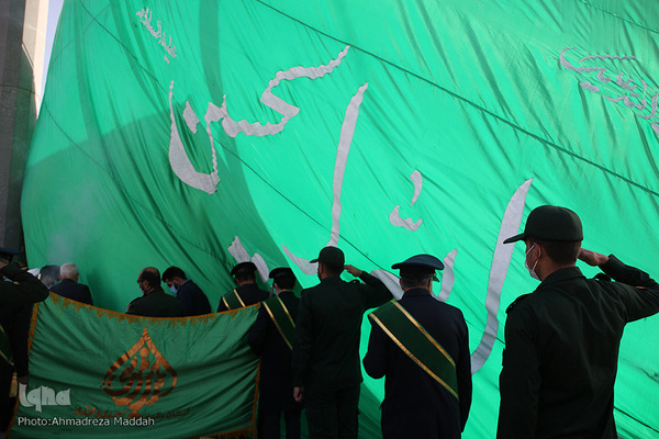 اهتزاز پرچم متبرک به نام امام حسین(ع) در بین‌الحرمین شیراز‎‎