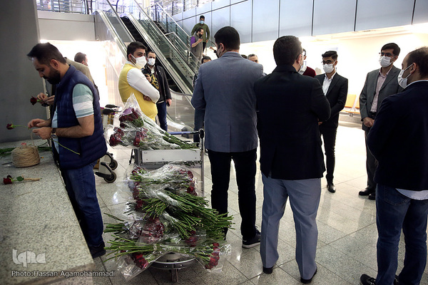 عطر دل انگیز مهدویت در میان مسافران خارج از کشور فرودگاه بین المللی امام خمینی(ره)