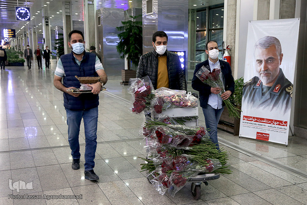 عطر دل انگیز مهدویت در میان مسافران خارج از کشور فرودگاه بین المللی امام خمینی(ره)