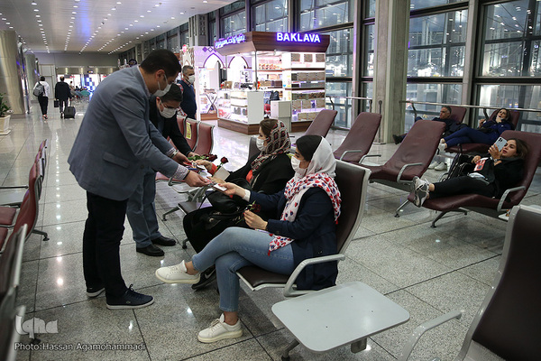 عطر دل انگیز مهدویت در میان مسافران خارج از کشور فرودگاه بین المللی امام خمینی(ره)