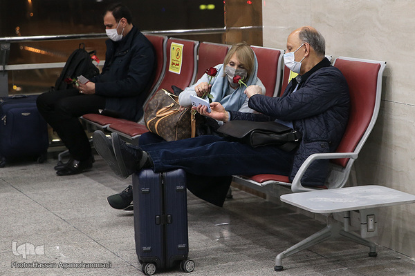 عطر دل انگیز مهدویت در میان مسافران خارج از کشور فرودگاه بین المللی امام خمینی(ره)