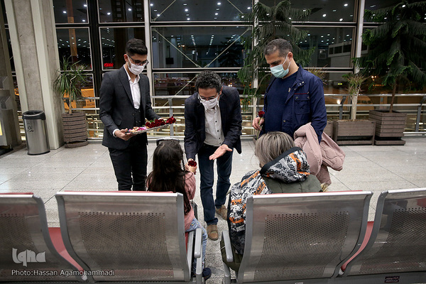 عطر دل انگیز مهدویت در میان مسافران خارج از کشور فرودگاه بین المللی امام خمینی(ره)