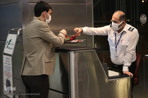 عطر دل انگیز مهدویت در میان مسافران خارج از کشور فرودگاه بین المللی امام خمینی(ره)