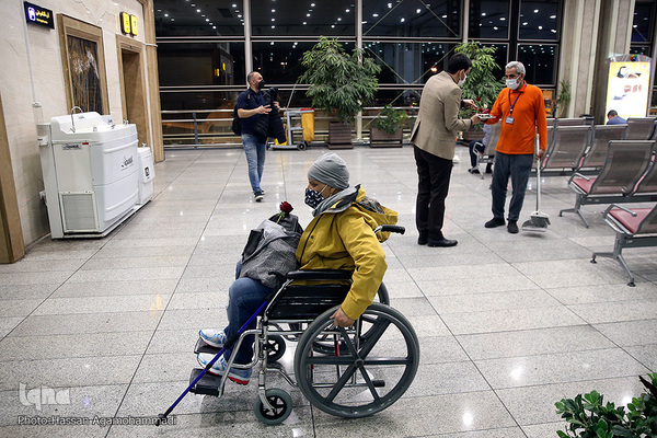 عطر دل انگیز مهدویت در میان مسافران خارج از کشور فرودگاه بین المللی امام خمینی(ره)