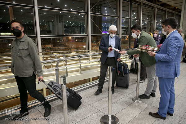 عطر دل انگیز مهدویت در میان مسافران خارج از کشور فرودگاه بین المللی امام خمینی(ره)