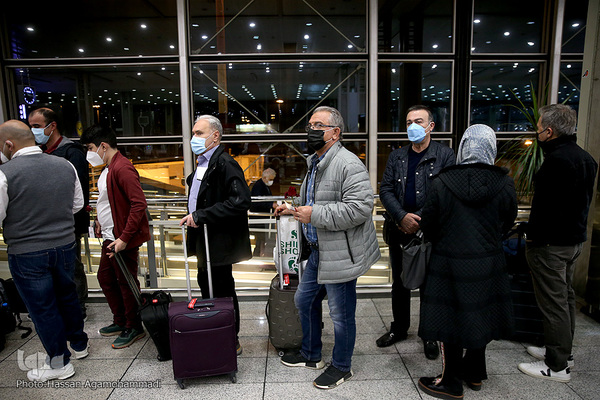 عطر دل انگیز مهدویت در میان مسافران خارج از کشور فرودگاه بین المللی امام خمینی(ره)