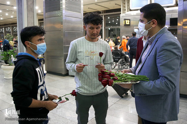 عطر دل انگیز مهدویت در میان مسافران خارج از کشور فرودگاه بین المللی امام خمینی(ره)