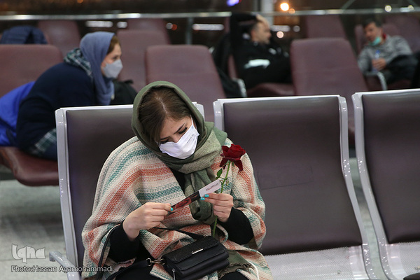 عطر دل انگیز مهدویت در میان مسافران خارج از کشور فرودگاه بین المللی امام خمینی(ره)