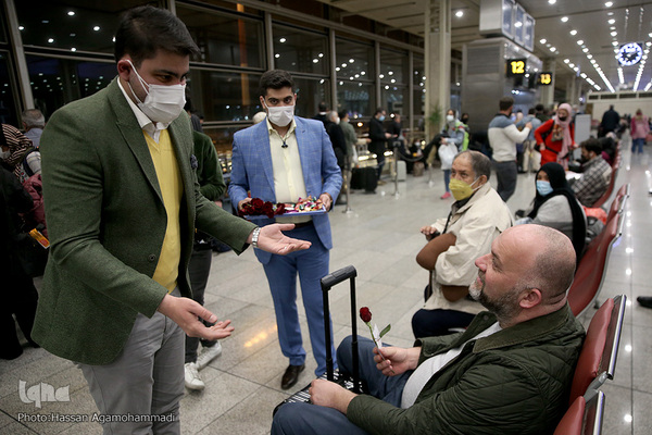 عطر دل انگیز مهدویت در میان مسافران خارج از کشور فرودگاه بین المللی امام خمینی(ره)