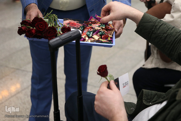 عطر دل انگیز مهدویت در میان مسافران خارج از کشور فرودگاه بین المللی امام خمینی(ره)