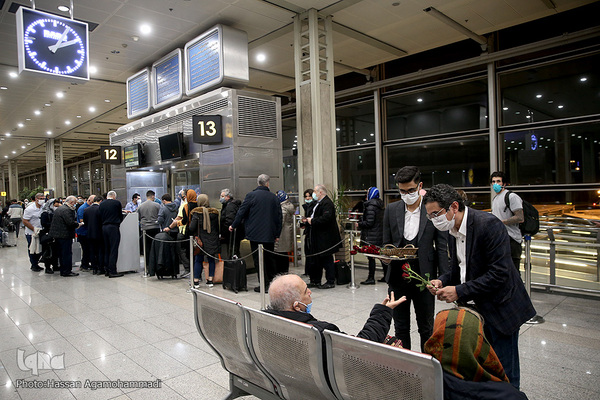 عطر دل انگیز مهدویت در میان مسافران خارج از کشور فرودگاه بین المللی امام خمینی(ره)