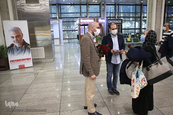 عطر دل انگیز مهدویت در میان مسافران خارج از کشور فرودگاه بین المللی امام خمینی(ره)