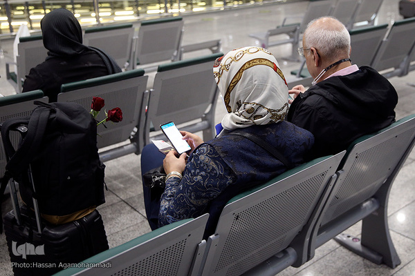 عطر دل انگیز مهدویت در میان مسافران خارج از کشور فرودگاه بین المللی امام خمینی(ره)
