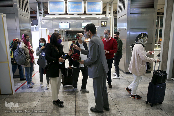 عطر دل انگیز مهدویت در میان مسافران خارج از کشور فرودگاه بین المللی امام خمینی(ره)