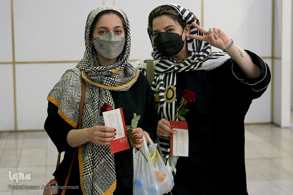 عطر دل انگیز مهدویت در میان مسافران خارج از کشور فرودگاه بین المللی امام خمینی(ره)