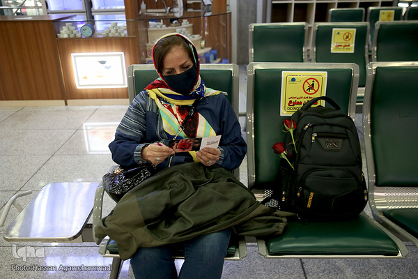 عطر دل انگیز مهدویت در میان مسافران خارج از کشور فرودگاه بین المللی امام خمینی(ره)