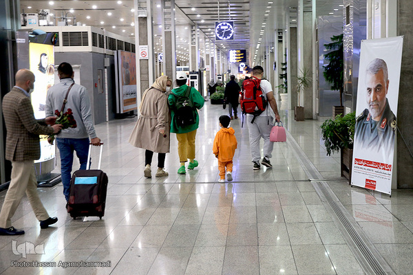 عطر دل انگیز مهدویت در میان مسافران خارج از کشور فرودگاه بین المللی امام خمینی(ره)