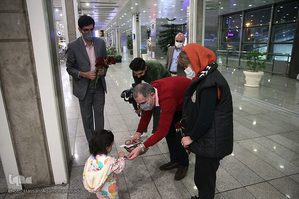 عطر دل انگیز مهدویت در میان مسافران خارج از کشور فرودگاه بین المللی امام خمینی(ره)