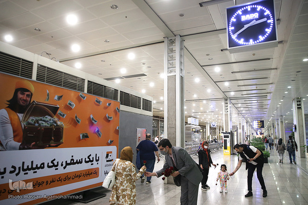عطر دل انگیز مهدویت در میان مسافران خارج از کشور فرودگاه بین المللی امام خمینی(ره)