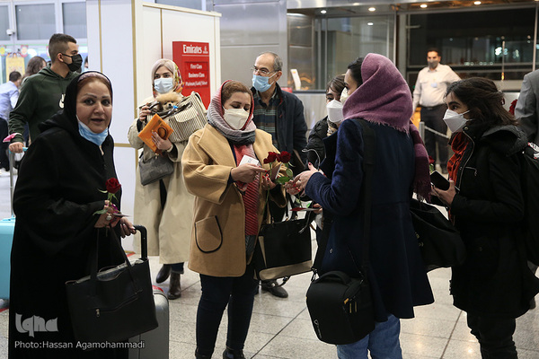 عطر دل انگیز مهدویت در میان مسافران خارج از کشور فرودگاه بین المللی امام خمینی(ره)
