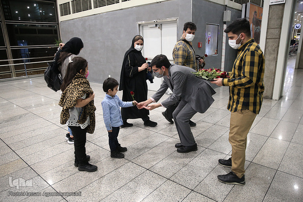 عطر دل انگیز مهدویت در میان مسافران خارج از کشور فرودگاه بین المللی امام خمینی(ره)