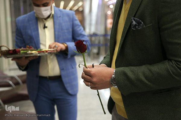 عطر دل انگیز مهدویت در میان مسافران خارج از کشور فرودگاه بین المللی امام خمینی(ره)