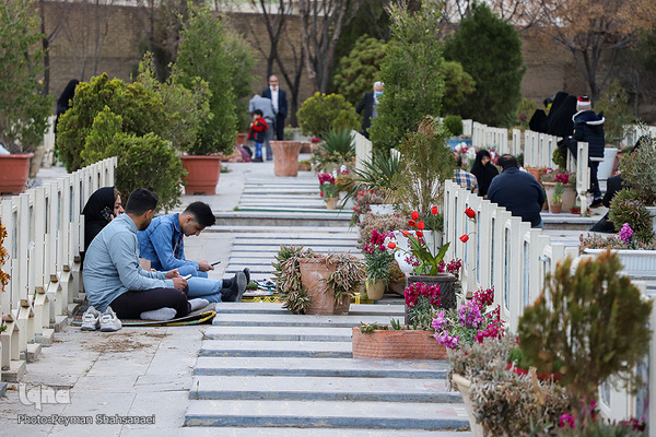 تحویل سال نو در گلستان شهدای اصفهان
