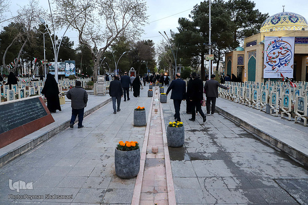 تحویل سال نو در گلستان شهدای اصفهان