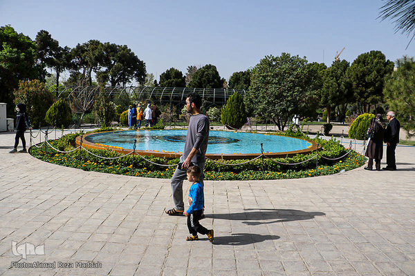 مسافران نوروزی در باغ ارم شیراز