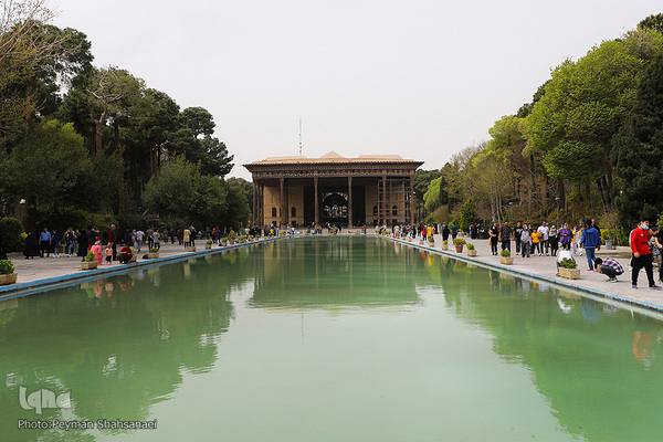 مسافران نوروزی کاخ چهل ستون