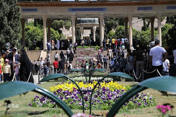 بازدید مسافران نوروزی از آرامگاه حافظ‎‎