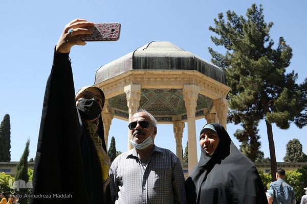 بازدید مسافران نوروزی از آرامگاه حافظ‎‎