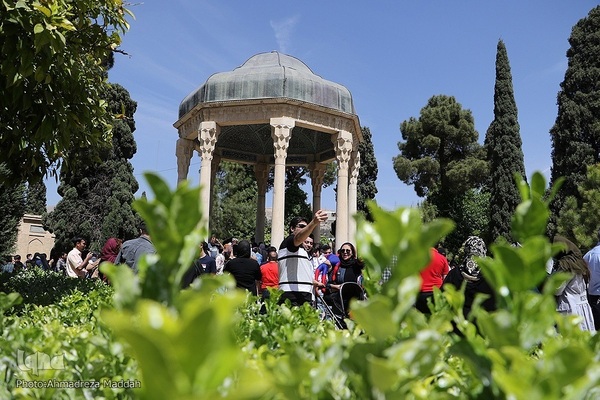 بازدید مسافران نوروزی از آرامگاه حافظ‎‎