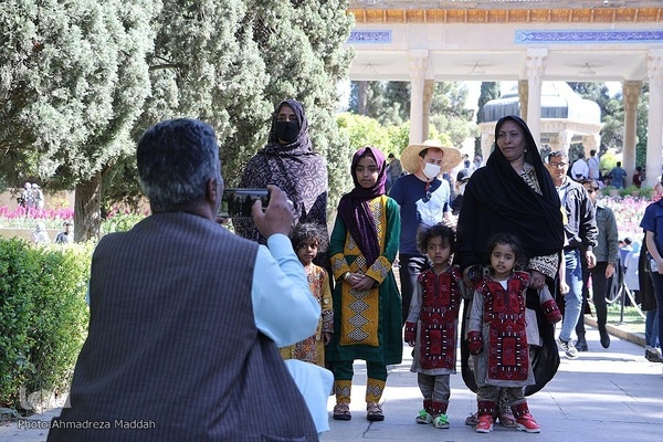 بازدید مسافران نوروزی از آرامگاه حافظ‎‎