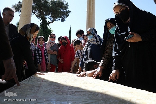 بازدید مسافران نوروزی از آرامگاه حافظ‎‎