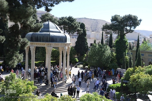 بازدید مسافران نوروزی از آرامگاه حافظ‎‎