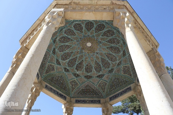 بازدید مسافران نوروزی از آرامگاه حافظ‎‎