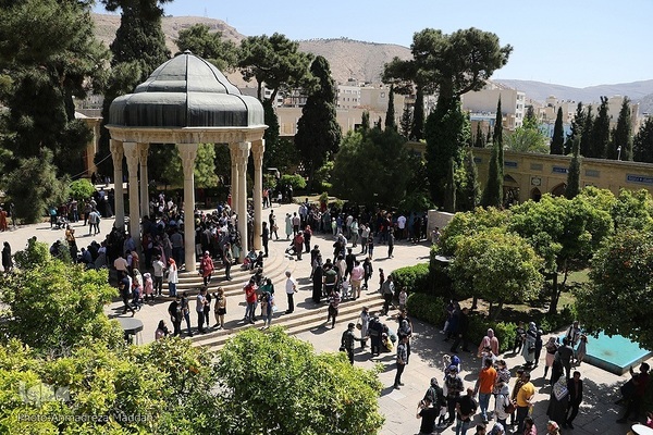 بازدید مسافران نوروزی از آرامگاه حافظ‎‎