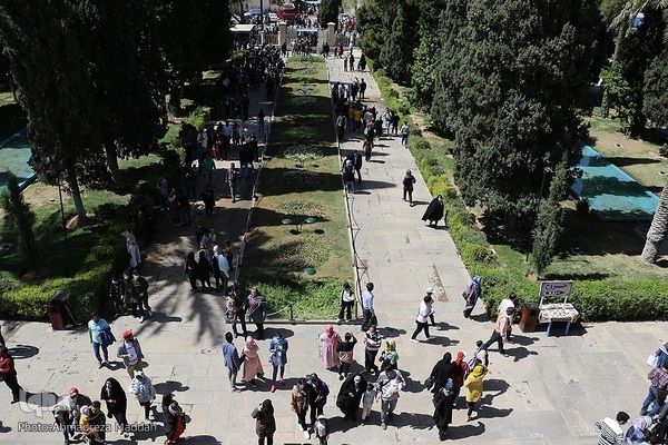 بازدید مسافران نوروزی از آرامگاه حافظ‎‎