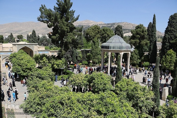 بازدید مسافران نوروزی از آرامگاه حافظ‎‎