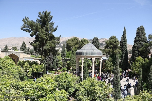 بازدید مسافران نوروزی از آرامگاه حافظ‎‎