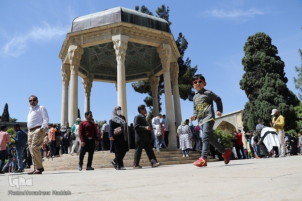 بازدید مسافران نوروزی از آرامگاه حافظ‎‎