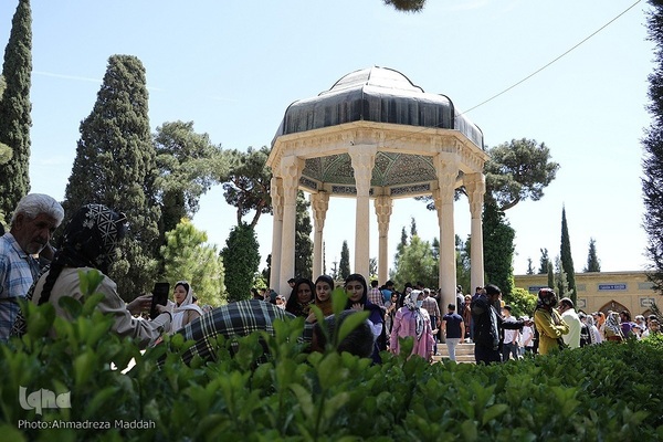 بازدید مسافران نوروزی از آرامگاه حافظ‎‎