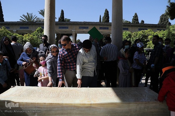 بازدید مسافران نوروزی از آرامگاه حافظ‎‎