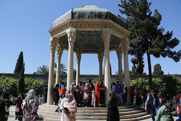 بازدید مسافران نوروزی از آرامگاه حافظ‎‎