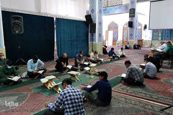 جزءخوانی و تفسیر قرآن در آستان مقدس علی ابن حمزه (ع) شیراز‎‎