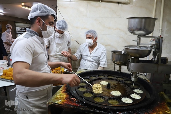 پخت نان و شیرینی افطار در تبریز‎‎