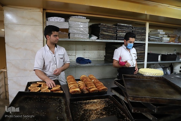 پخت نان و شیرینی افطار در تبریز‎‎